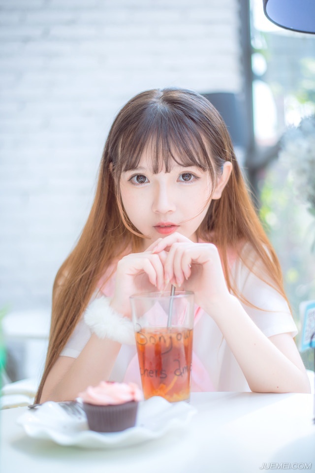 “跪下！”两名斥候将俘虏压倒在魏延面前。
